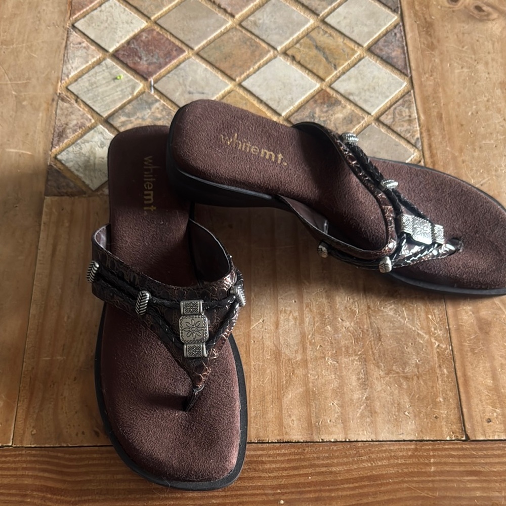 White Mountain Brown Sandals with Glossy Finish